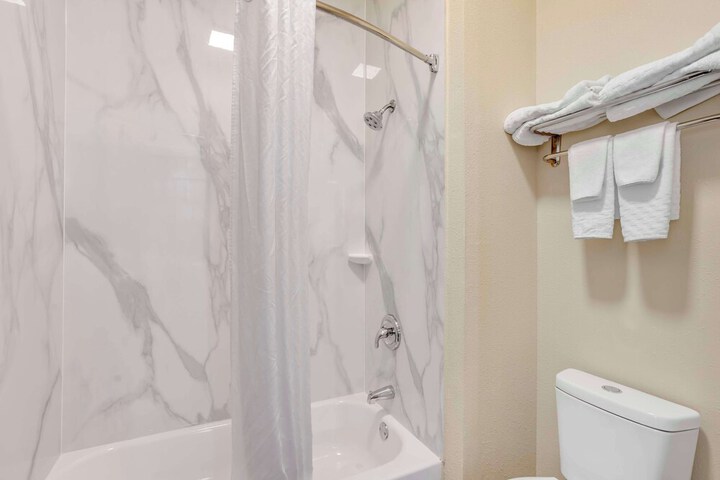1 Queen Bed Pet Friendly Room Work Desk Sofa Microwave and Refrigerator WiFi Full Breakfast (14 of 31)