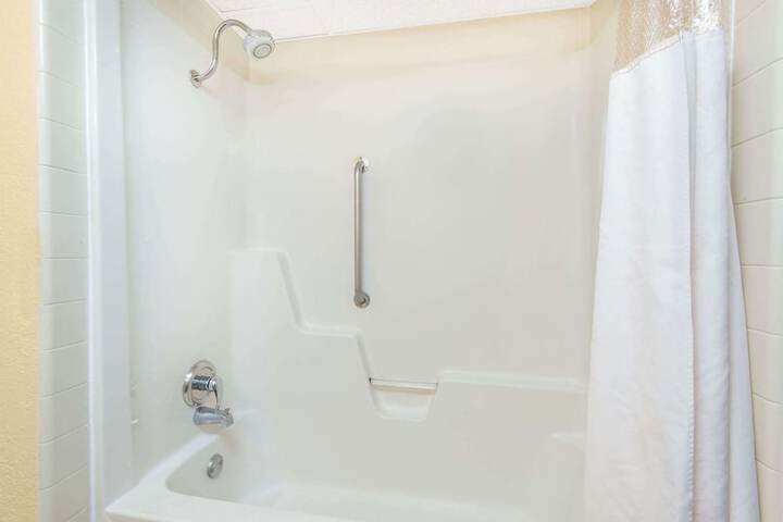 Deluxe Suite Queen Bed Sofa Accessible (7 of 7)