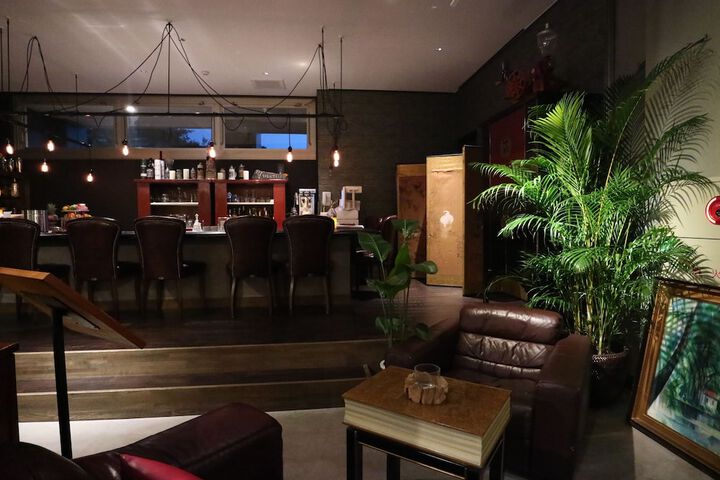 Lounge 76 of 127
