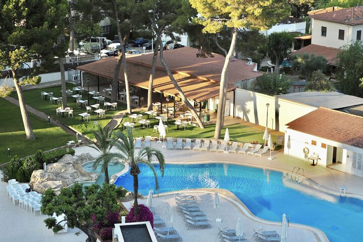 Hotel with Pool