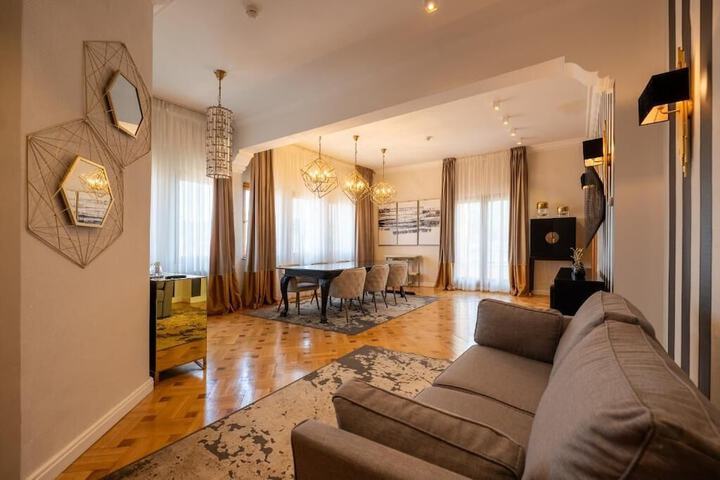 Room 2 of 93