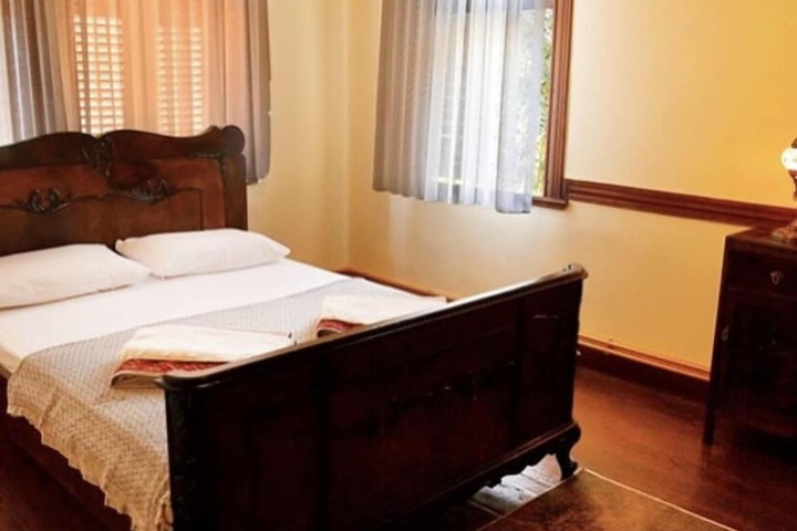 Room 4 of 8