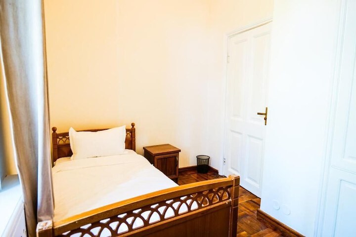 Room 4 of 18