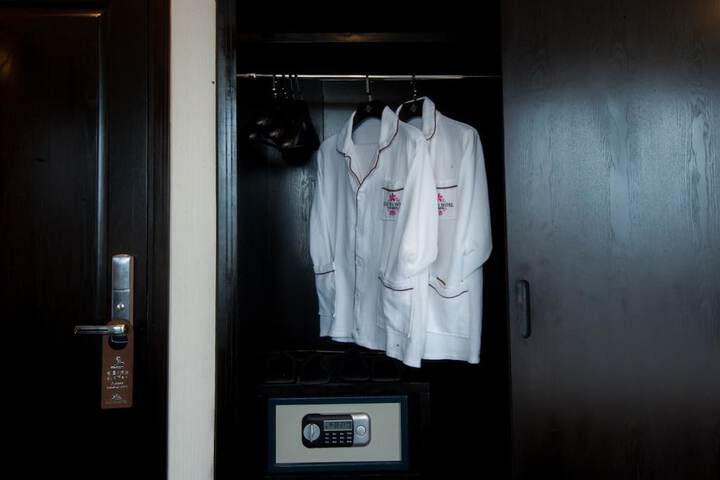Room 7 of 32
