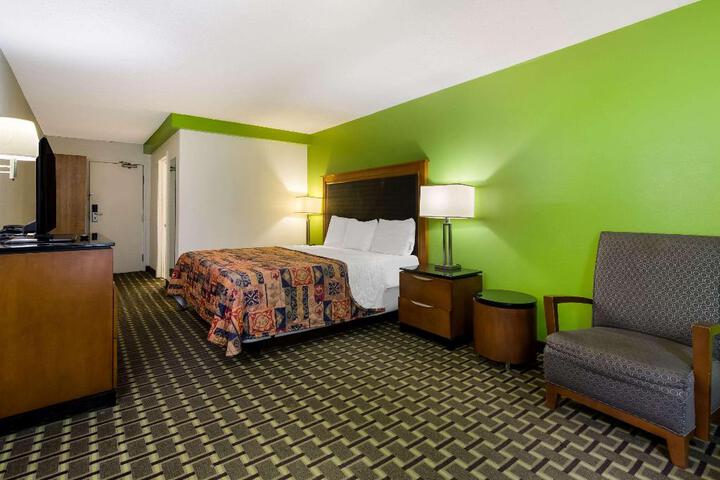 1 King Bed (2 of 15)
