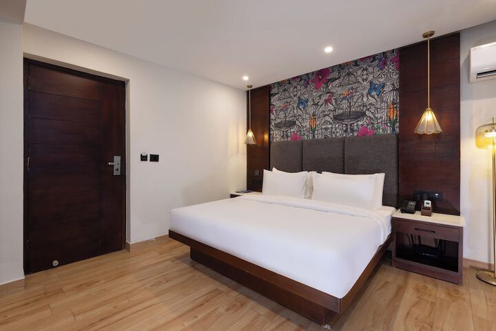 Room 4 of 7