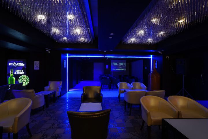 Lounge 21 of 43