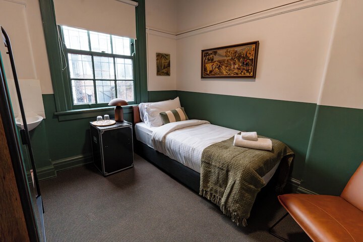 Room 8 of 30