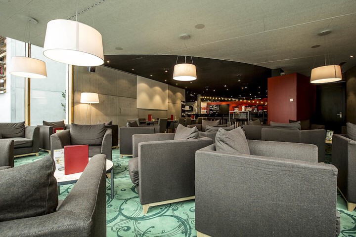 Lounge 37 of 42