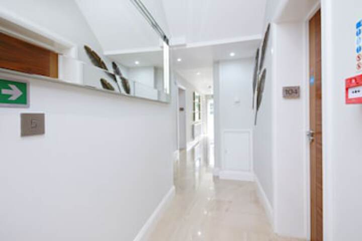 Ballroom/Hall 139 of 171