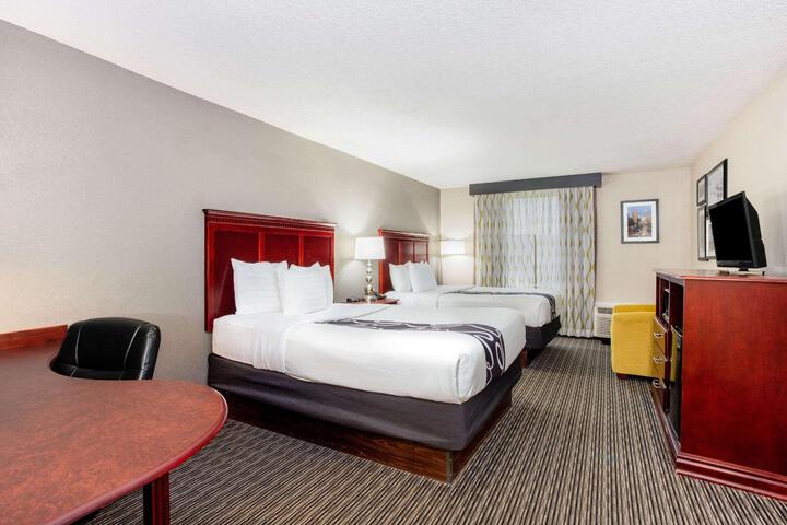 2 Queen Beds Mobility Accessible (4 of 16)