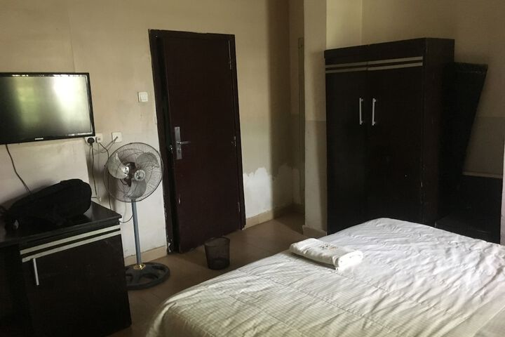 Room 6 of 17