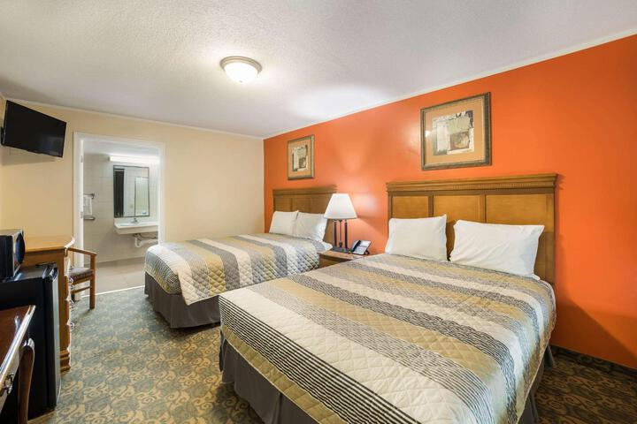 2 Queen Beds (5 of 13)