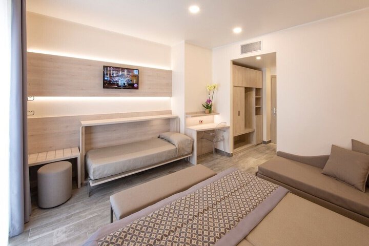 Room 11 of 25