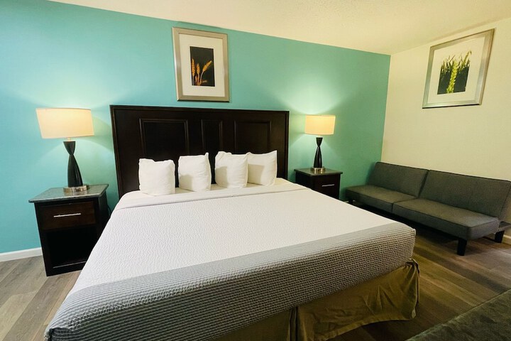 1 King Bed (2 of 14)