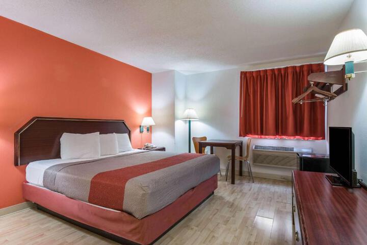 1 King Bed (2 of 6)