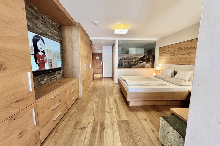 Room 5 of 100
