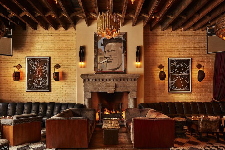 Lobby lounge