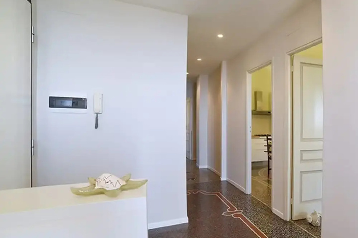 Room 10 of 14