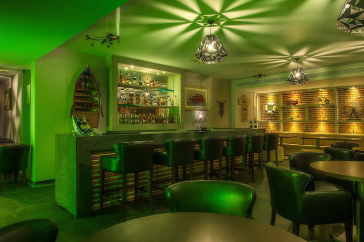 Lounge 24 of 40