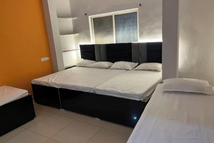 Room 5 of 9