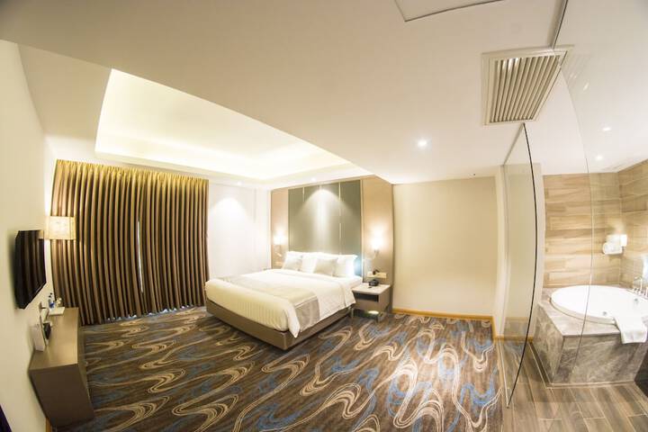Room 7 of 102