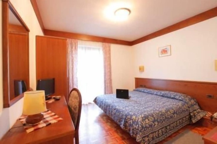 Room 4 of 35