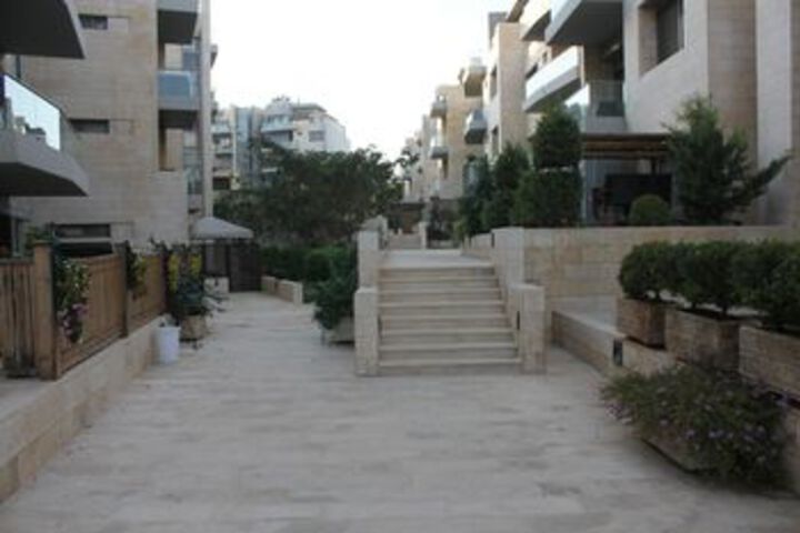 Hotel Exterior 7 of 31