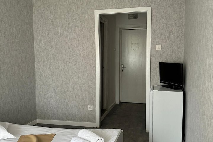 Room 8 of 9