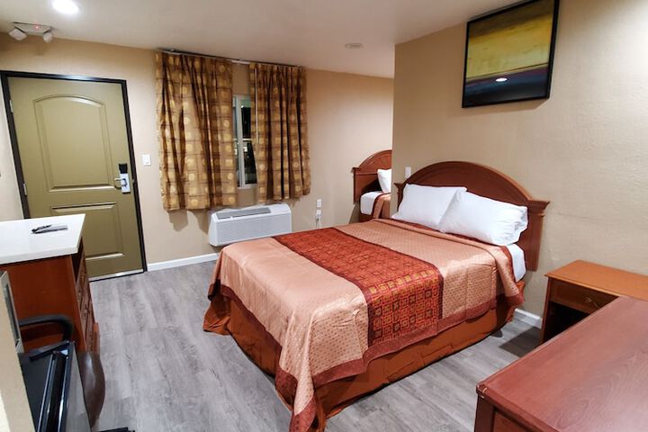 Room 7 of 33