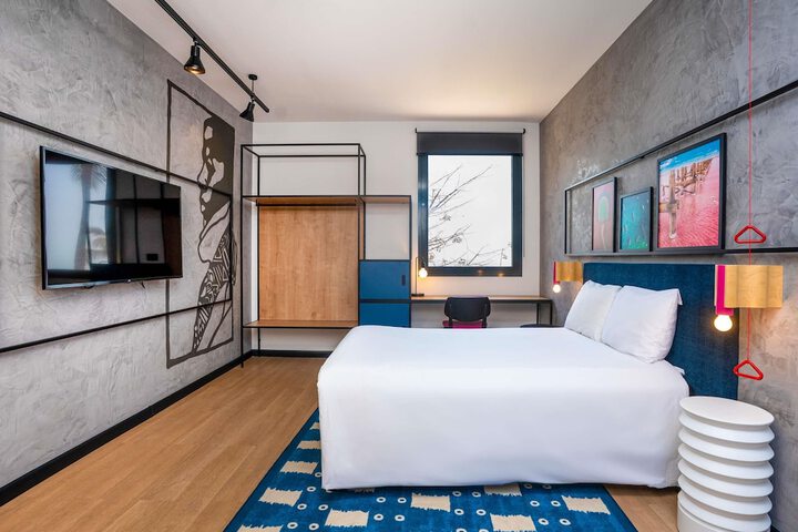 Room 18 of 65