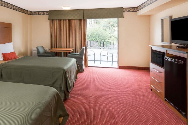 1 Queen Bed (9 of 13)