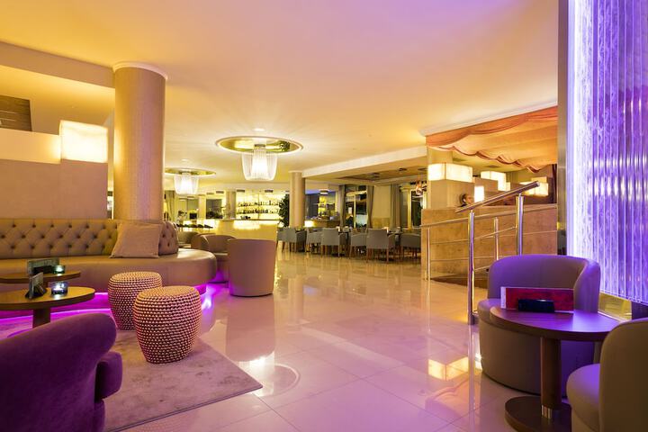 Entrance & Lobby