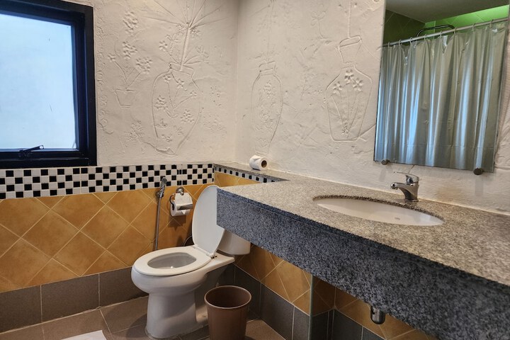 Room 32 of 61