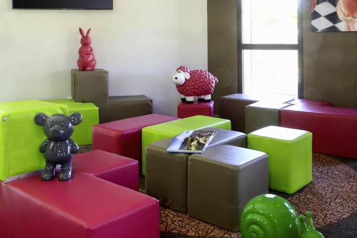 Lounge 37 of 44