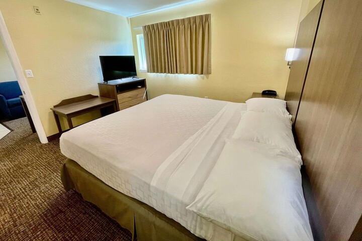 Efficiency King Bed Accessible (3 of 22)