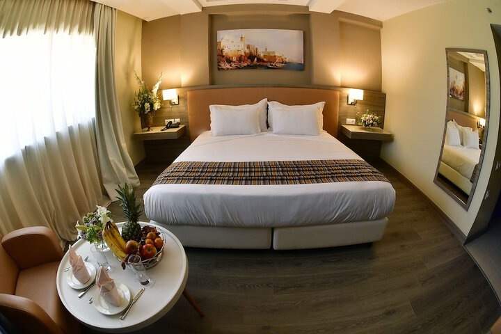 Room 16 of 37