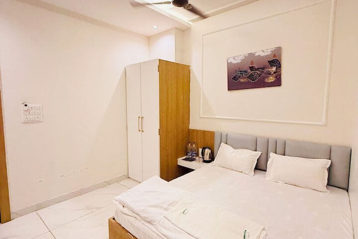 Room 10 of 37