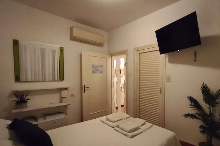 Room 18 of 25