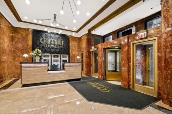 Architectural 3BR Penthouse in Loop in Chicago, IL