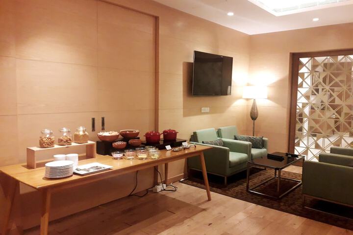 Lounge 37 of 59