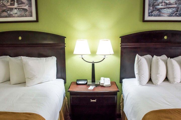 Queen Bed Accessible (7 of 7)