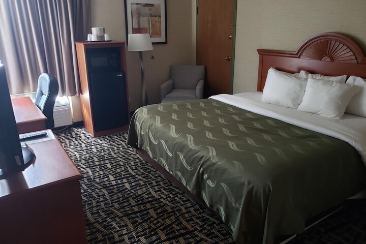 1 King Bed (1 of 18)