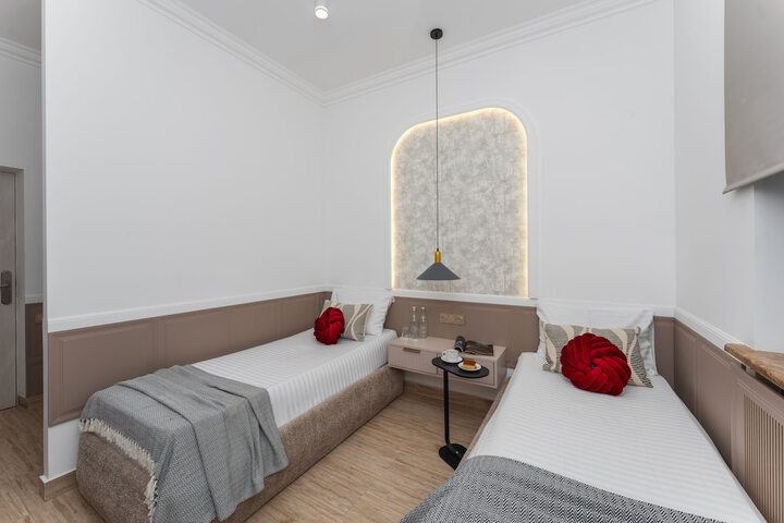 Room 102 of 175