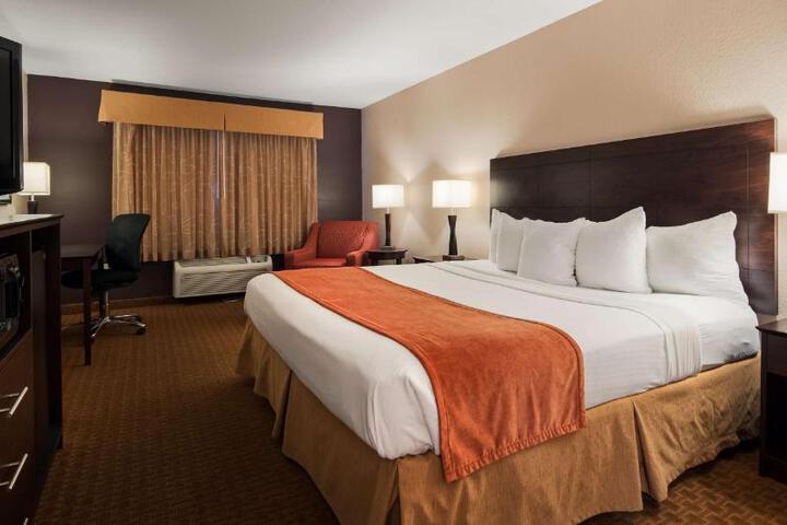 1 King Bed Sofa Bed Oversized Room, Microwave and Refrigerator High Speed Internet AC (6 of 12)