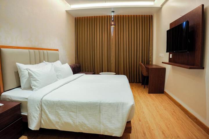 Room 13 of 33