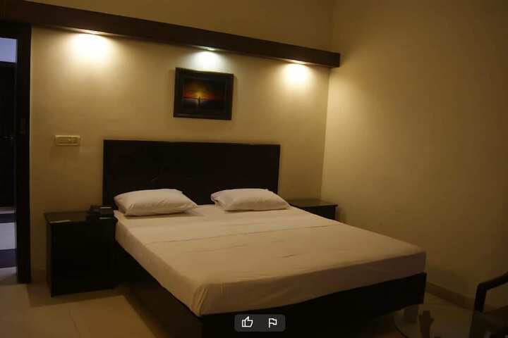 Room 4 of 7