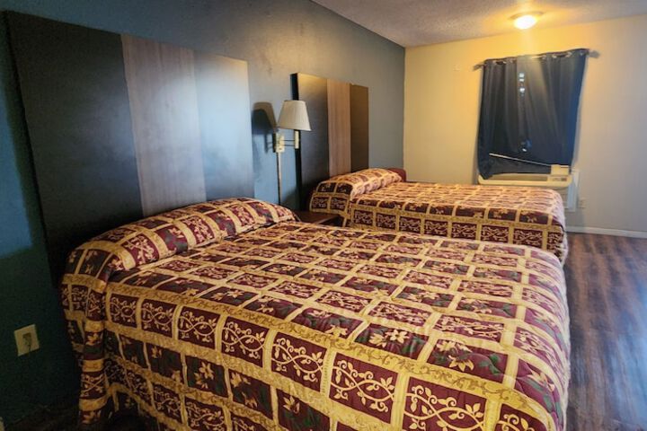 2 Queen Beds (10 of 10)