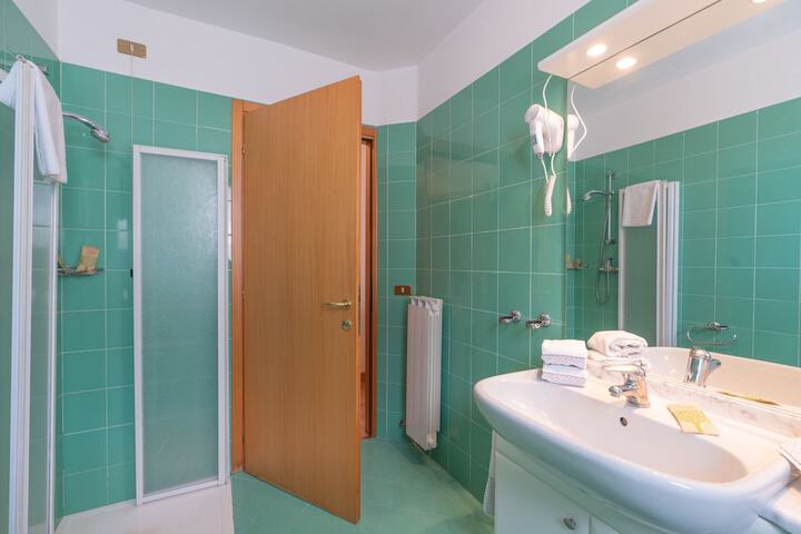 Room 13 of 21