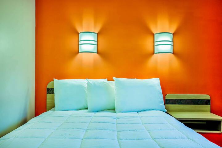 1 Queen Bed (4 of 10)